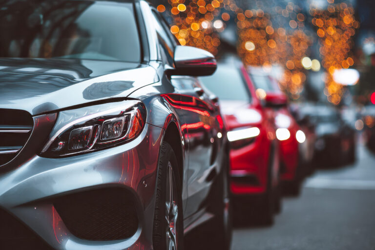 Reihe von Autos, Nahaufnahme, im Hintergrund orangefarbenes Bokeh