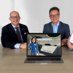 Landrat Ralf Schwarzkopf (links) und Andreas Lüsebrink, Fachdienstleiter Digitalisierung und IT (rechts), stellen die Einführung der KI-Telefonassistentin "Emka" beim Märkischen Kreis vor.
