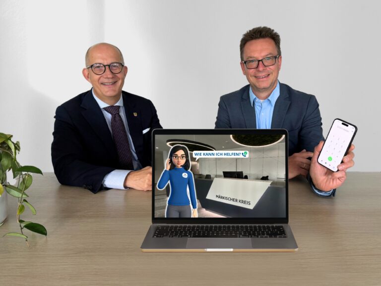Landrat Ralf Schwarzkopf (links) und Andreas Lüsebrink, Fachdienstleiter Digitalisierung und IT (rechts), stellen die Einführung der KI-Telefonassistentin "Emka" beim Märkischen Kreis vor.