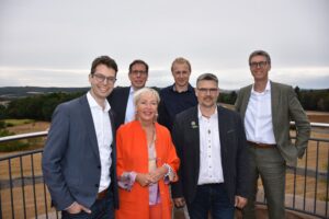 eine Gruppe von sechs Personen, darunter Hessens Digitalministerin Kristina Sinemus