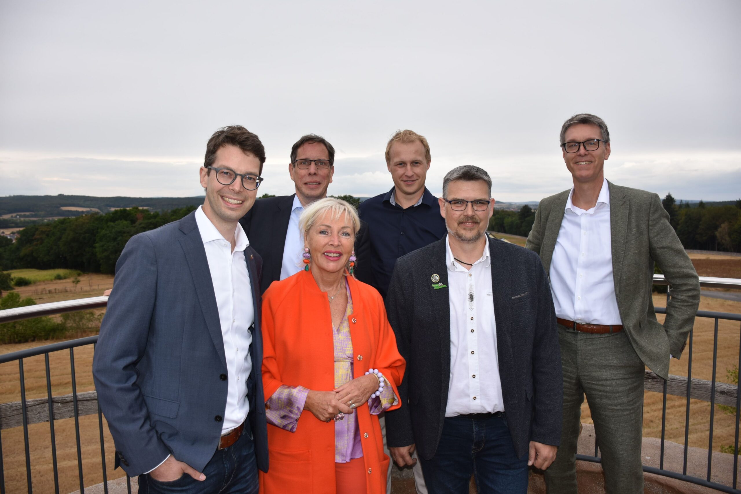 eine Gruppe von sechs Personen, darunter Hessens Digitalministerin Kristina Sinemus