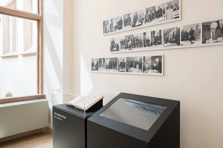Ausstellung des Goldenen Buches der Stadt Ulm im Rathausfoyer