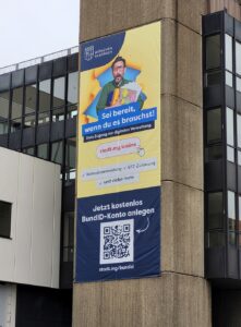 Infobanner zu Onlinediensten am Aufzugturm des Rathauses in Rheydt.