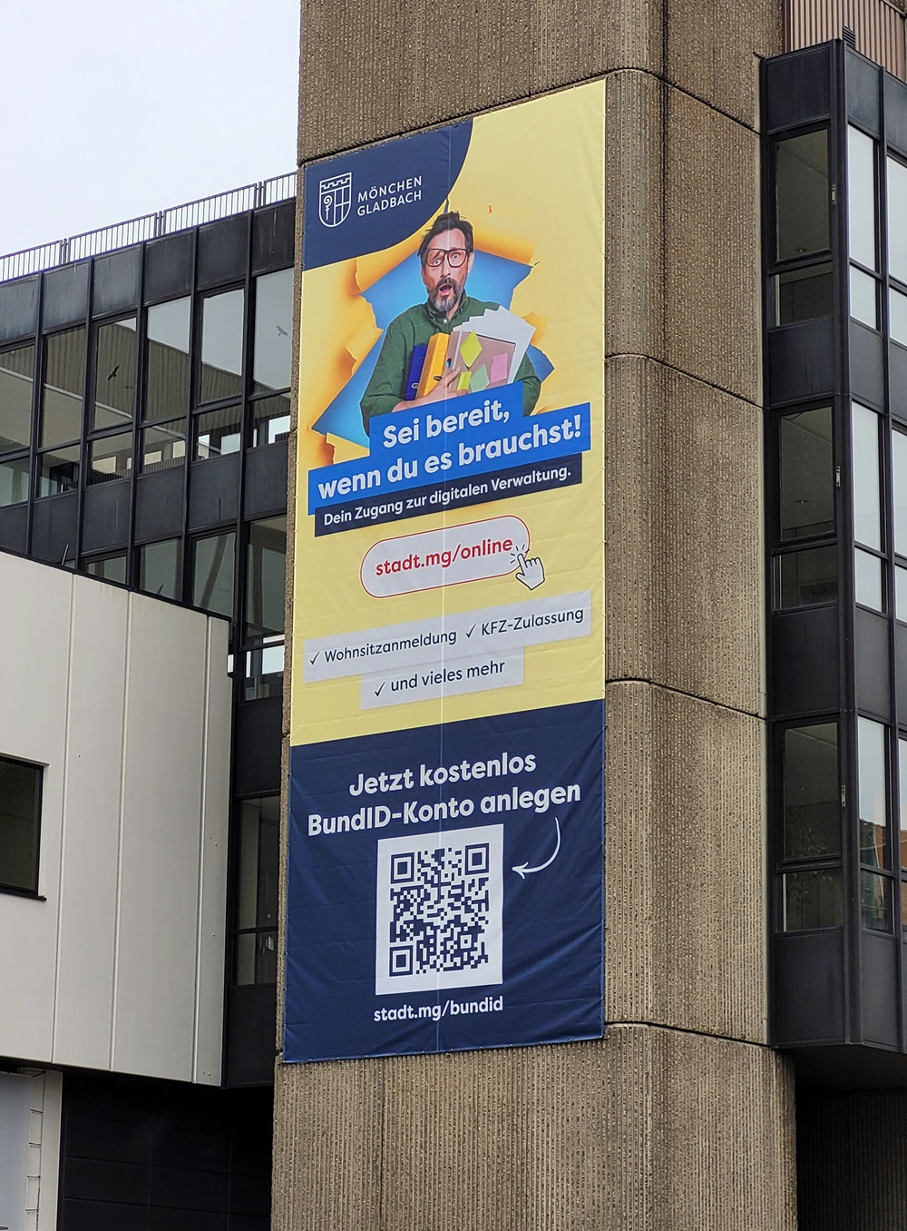 Infobanner zu Onlinediensten am Aufzugturm des Rathauses in Rheydt.