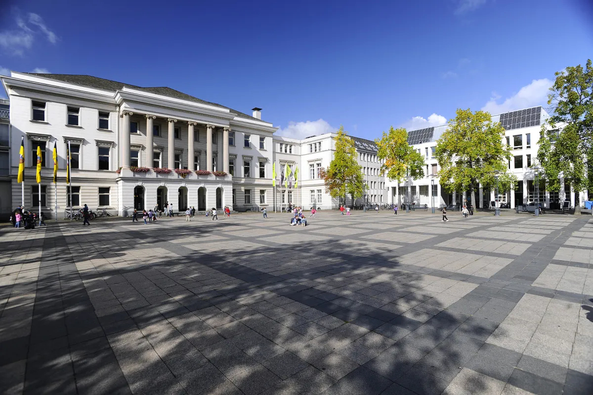 Rathaus und Rathausvorplatz in Krefeld