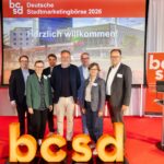 Personengruppe zum Gruppenbild aufgestellt hinter den Buchstaben "bcsd"