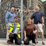 Fünf Personen präsentieren den neuen Sensor am Marktplatz Rheydt.
