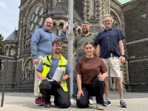 Fünf Personen präsentieren den neuen Sensor am Marktplatz Rheydt.