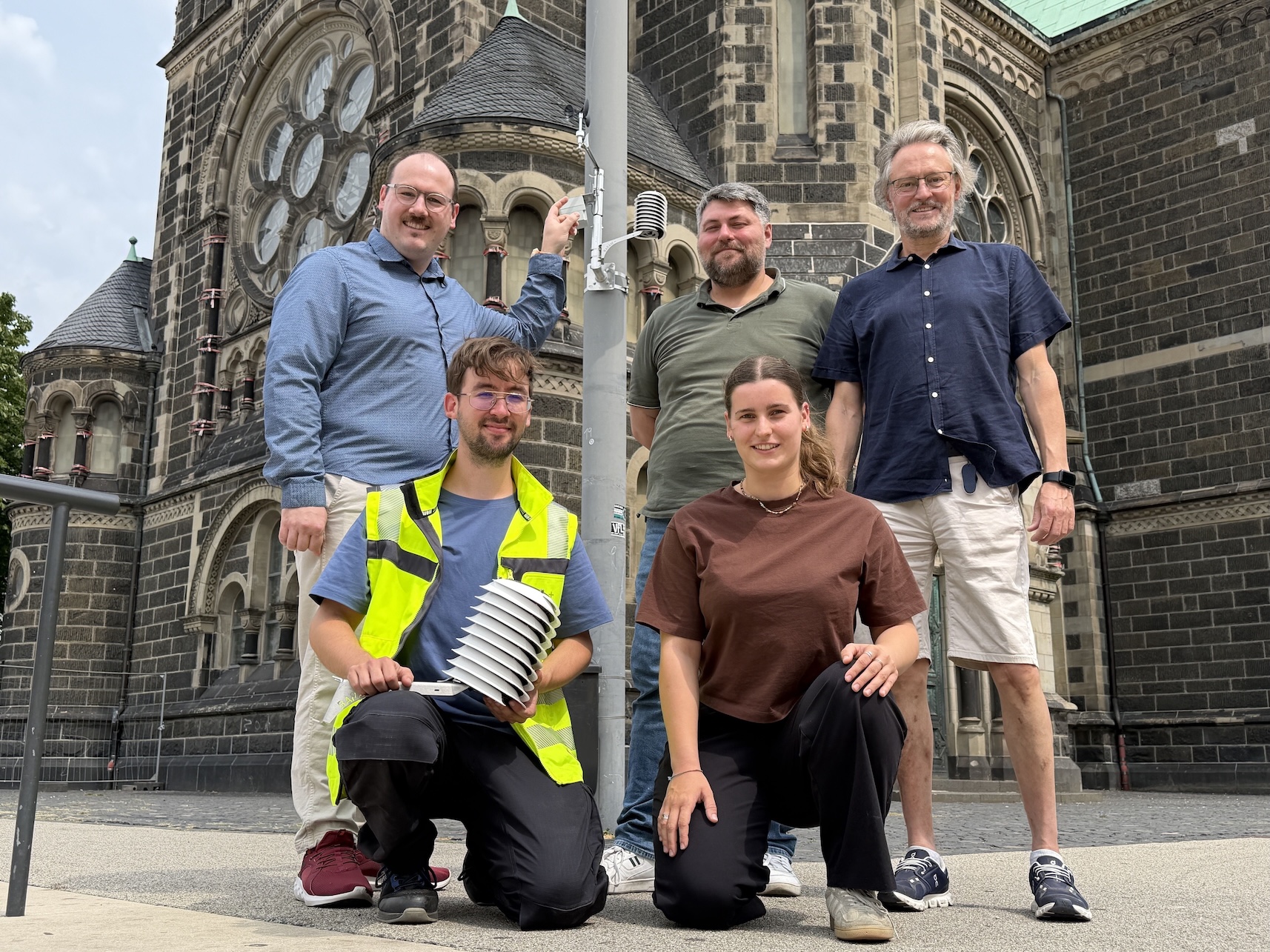 Fünf Personen präsentieren den neuen Sensor am Marktplatz Rheydt.