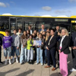 Personengruppe vor Bus