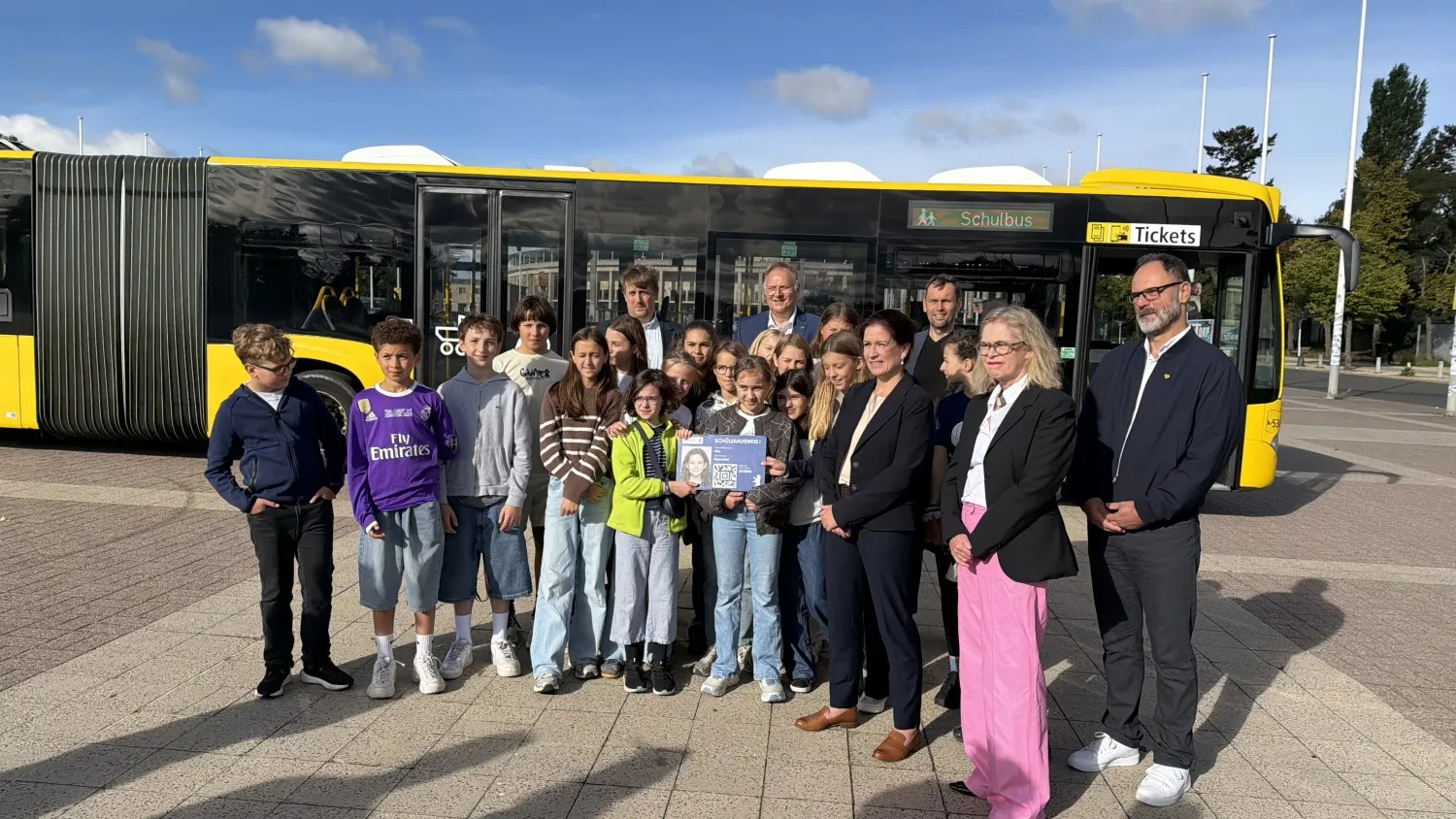 Personengruppe vor Bus