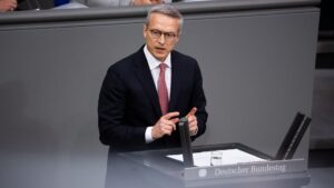 Bundesdigitalminister Karsten Wildberger bei einer Rede im Bundestag