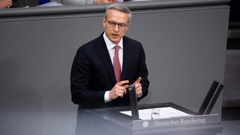 Bundesdigitalminister Karsten Wildberger bei einer Rede im Bundestag
