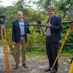 Hightech trifft Vermessungstradition: Hans Peter Jelinek (links), Leiter des Vermessungsamtes, und Erster Bürgermeister Jürgen Odszuck mit Drohne und modernen Messgeräten.