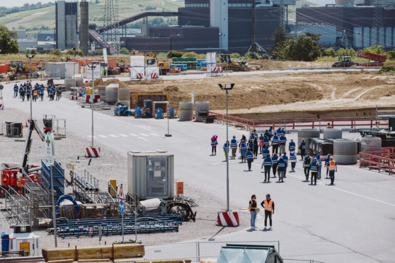 Besucher am „Tag der offenen Baustelle“ auf dem Gelände des entstehenden IPAI CAMPUS im Heilbronner Norden