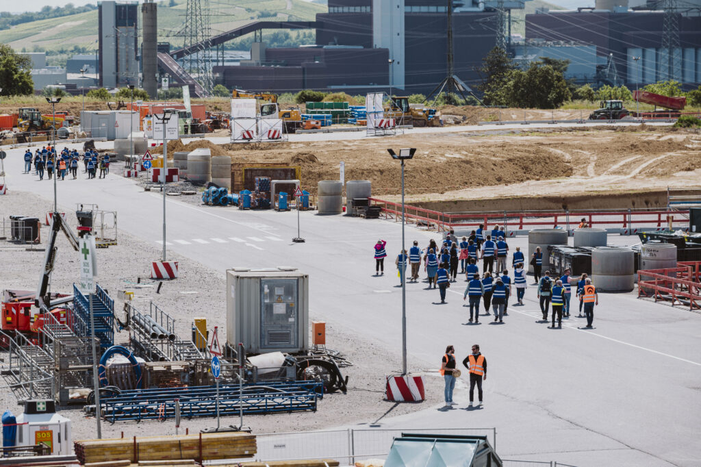 Besucher am „Tag der offenen Baustelle“ auf dem Gelände des entstehenden IPAI CAMPUS im Heilbronner Norden