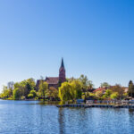 Blick über die Müritz auf die St.-Marien-Kirche in der Stadt Röbel, Deutschland