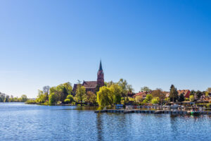 Blick über die Müritz auf die St.-Marien-Kirche in der Stadt Röbel, Deutschland