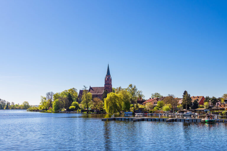 Blick über die Müritz auf die St.-Marien-Kirche in der Stadt Röbel, Deutschland