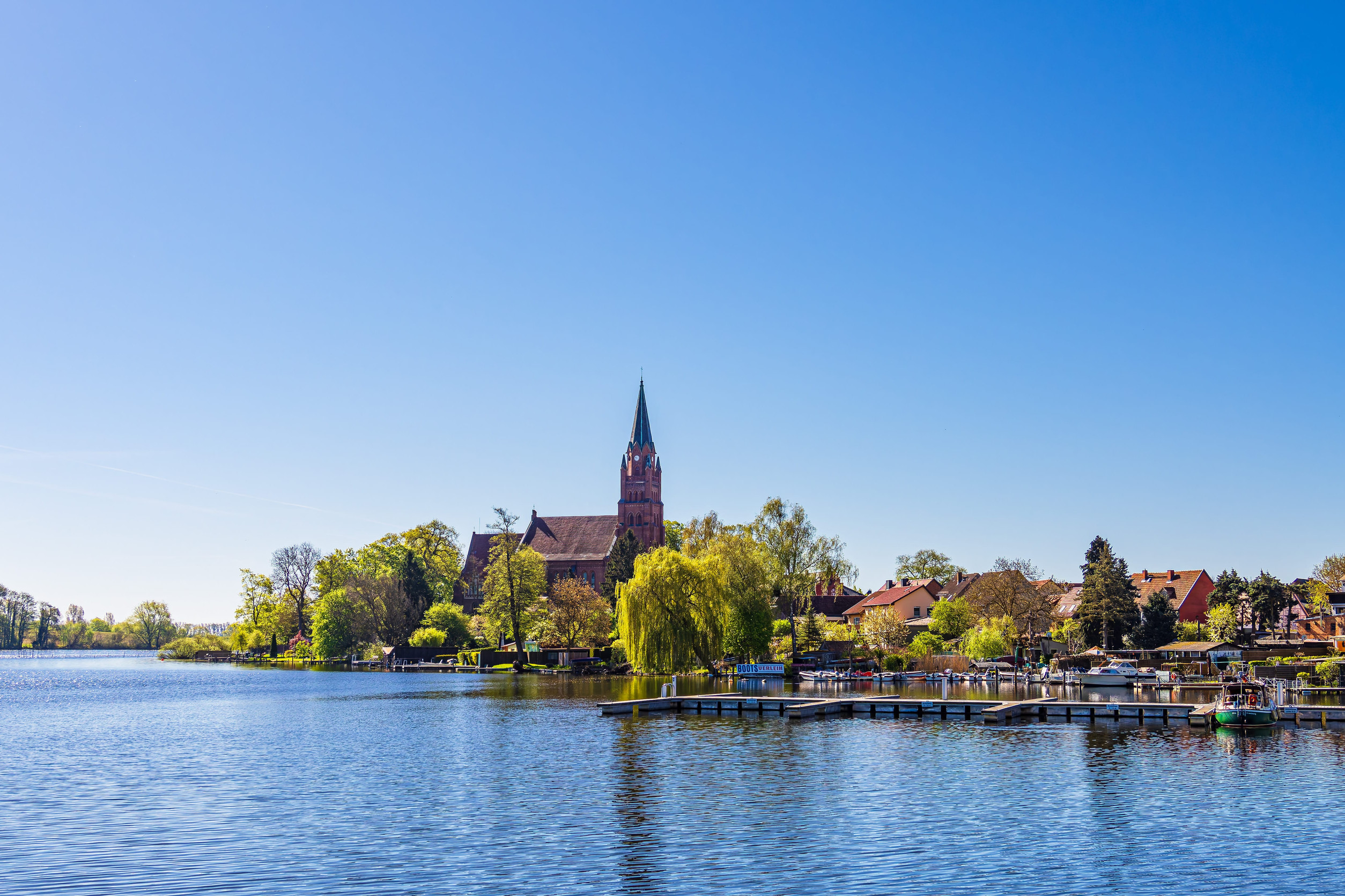 Blick über die Müritz auf die St.-Marien-Kirche in der Stadt Röbel, Deutschland