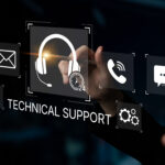 Modernes Konzept für technischen Support mit Touchscreen-Oberfläche, die verschiedene Kommunikationssymbole anzeigt, sowie einem Headset für Kundenservice-Lösungen.