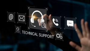 Modernes Konzept für technischen Support mit Touchscreen-Oberfläche, die verschiedene Kommunikationssymbole anzeigt, sowie einem Headset für Kundenservice-Lösungen.