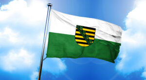 Wehende Flagge mit dem Landeswappen von Sachsen.