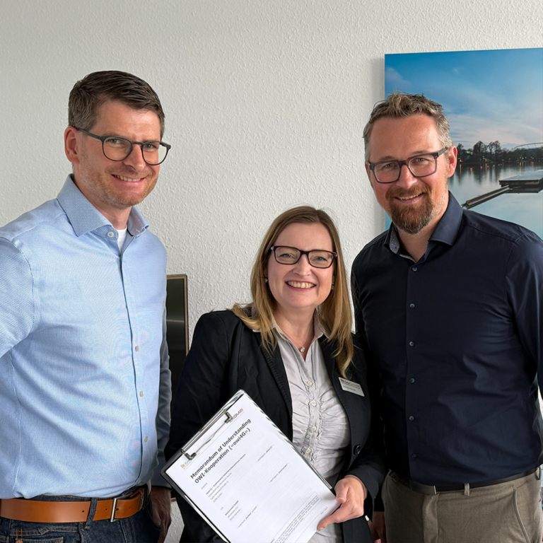 Gruppenfoto von Lennart Schaer, Patricia Pichottki (beide GovConnect) und Martin Kuban (ekom21).