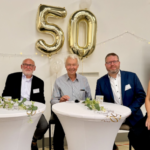 Personengruppe unter einer goldenen 50