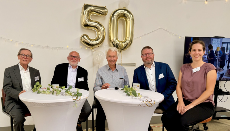 Personengruppe unter einer goldenen 50