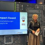 (v.l.) Dr. Astrid Schumacher (BSI, NExT) und Melike Geyik (NExT) stellt den InfoSec Impact Award vor.
