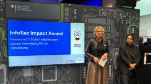 (v.l.) Dr. Astrid Schumacher (BSI, NExT) und Melike Geyik (NExT) stellt den InfoSec Impact Award vor.