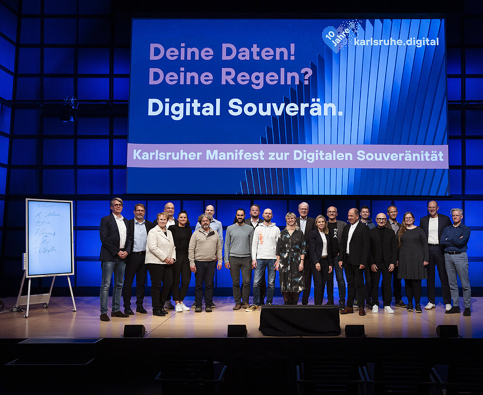 Gruppenbild von Akteurinnen und Akteuren der Initiative karlsruhe.digital