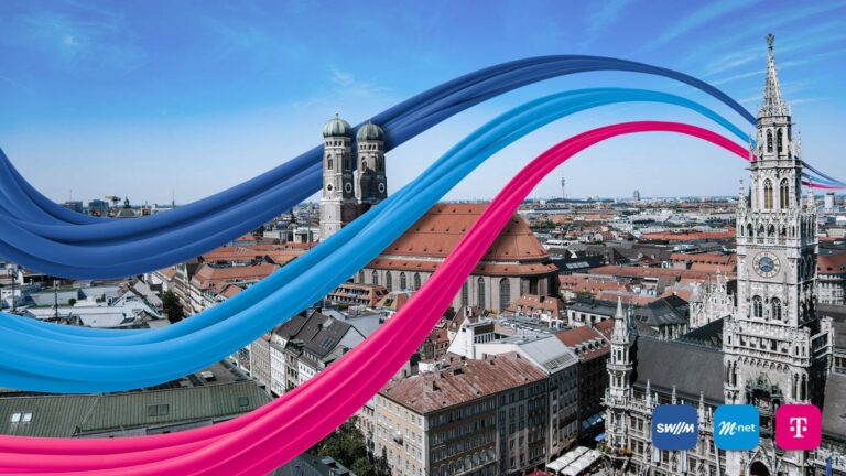 Symbolfoto Glasfaserkabel in dunkelblau, hellblau und magenta über einem Luftbild von München mit der Frauenkirche