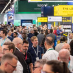 Messehalle mit viel Publikum
