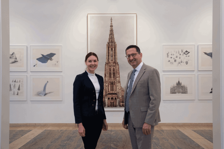 Der Erste Bürgermeister der Stadt Ulm, Martin Bendel und die neue Chefdigitalisiererin Simone Philp.