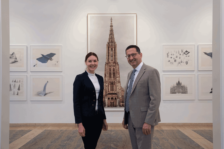 Der Erste Bürgermeister der Stadt Ulm, Martin Bendel und die neue Chefdigitalisiererin Simone Philp.